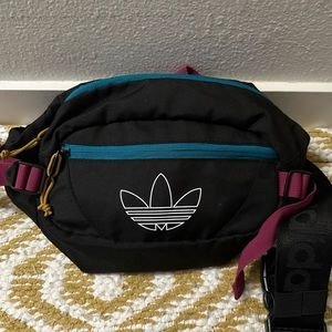NEW !! adidas fanny pack / crossbody bag